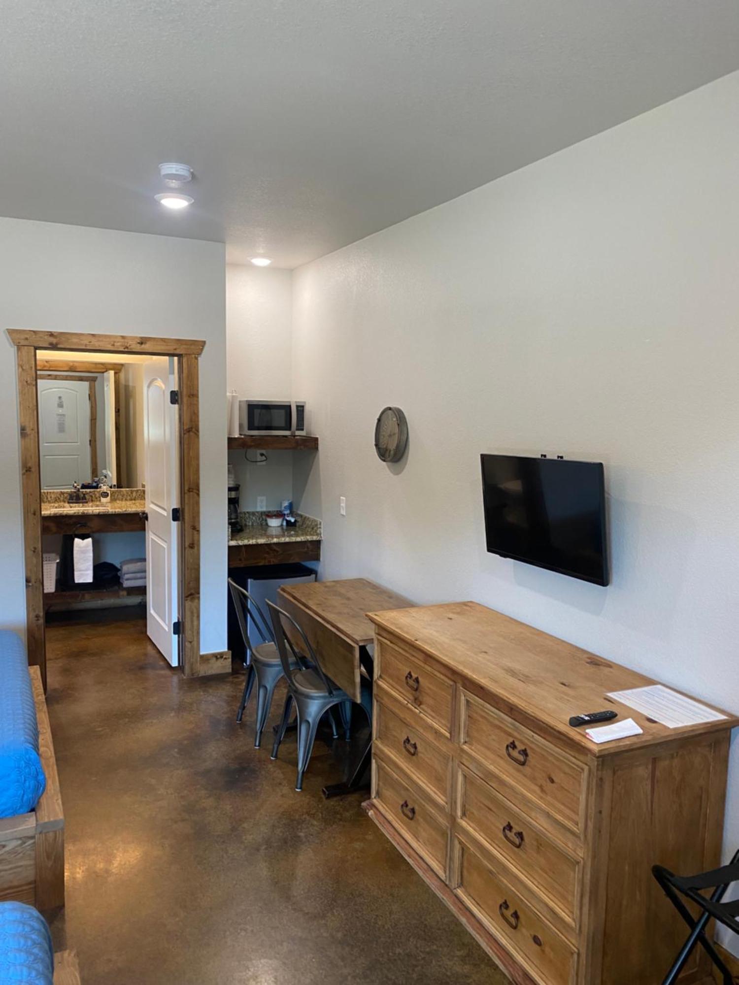 The Woods Lodging Kingston Room photo